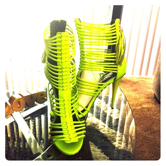 Neon yellow bomb.com heels - Picture 1 of 3